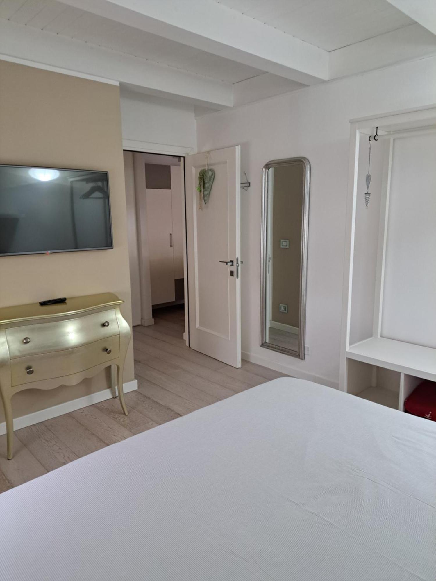 Home White لايْفيسْ المظهر الخارجي الصورة