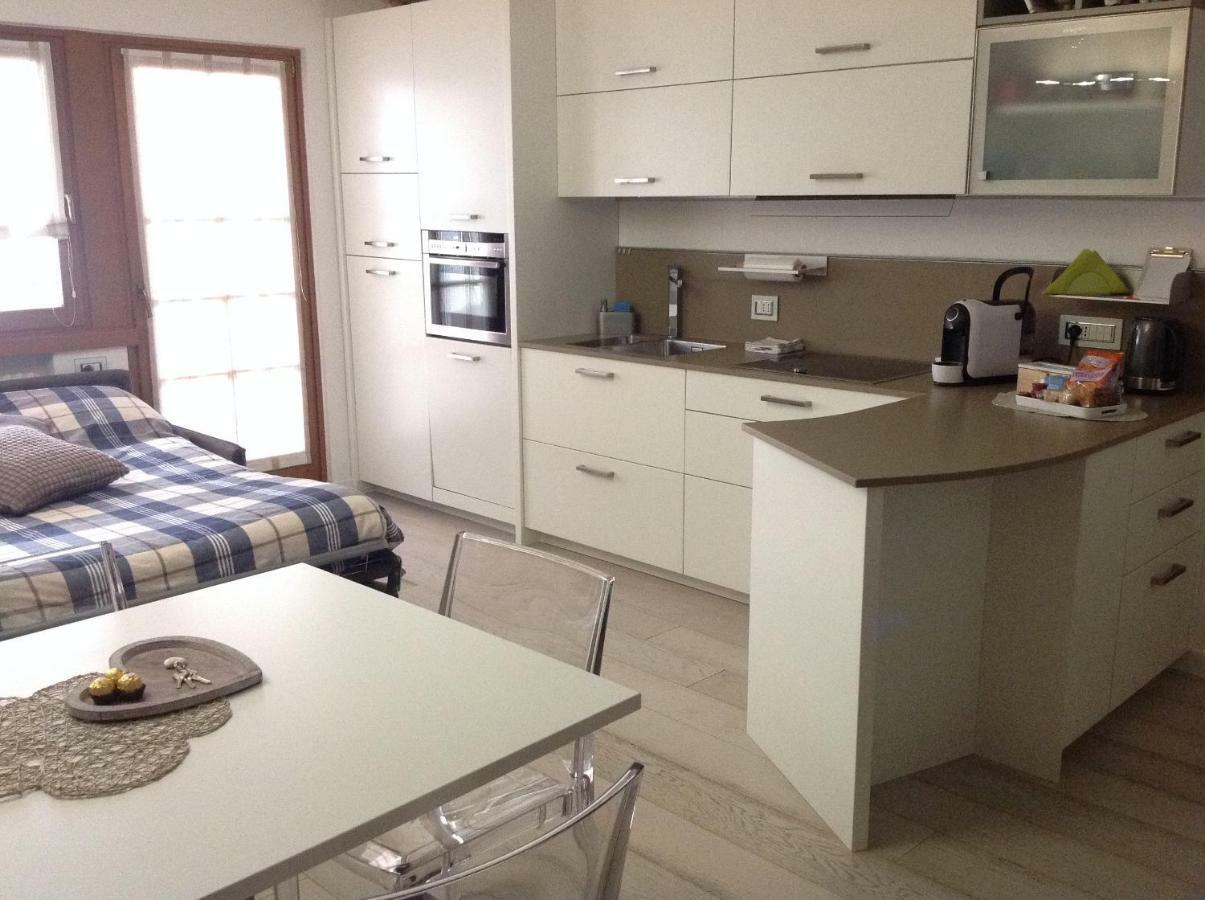 Home White لايْفيسْ المظهر الخارجي الصورة